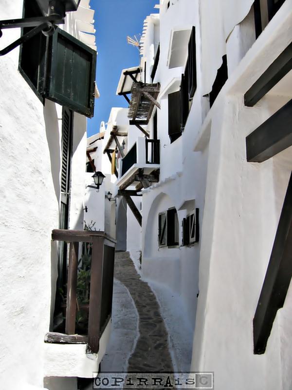 Calle en Binibeca Vell, Menorca