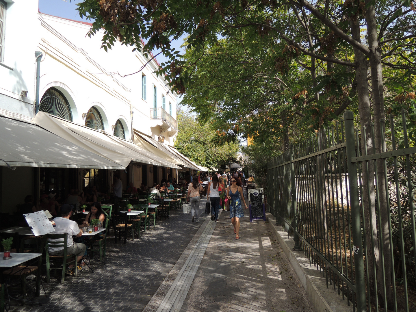 Callejuela en Plaka, Atenas, Grecia