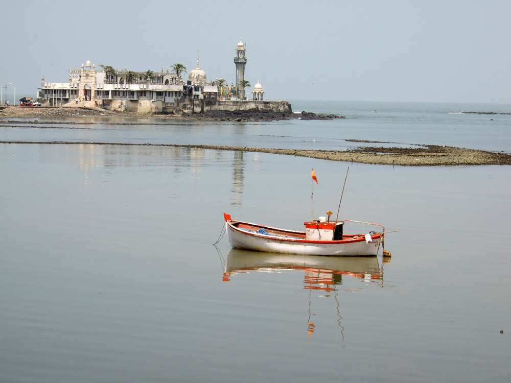 Calm in Mumbai bay.