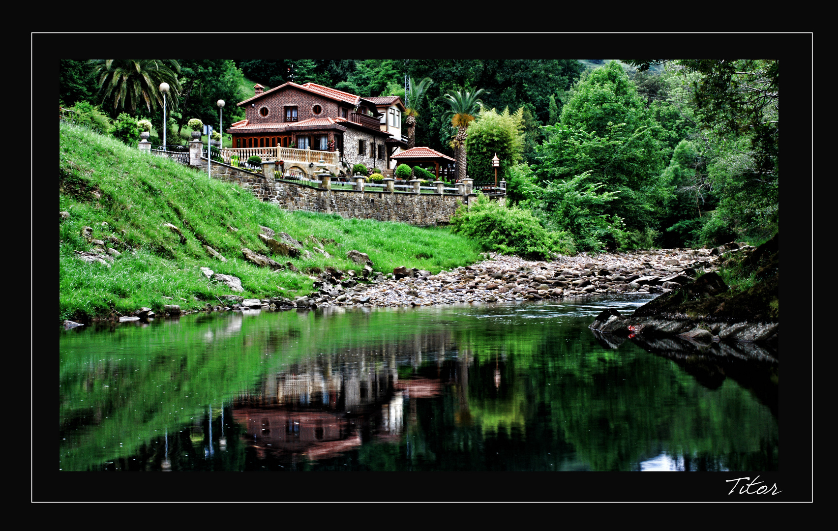 Calma a la orilla del rio.