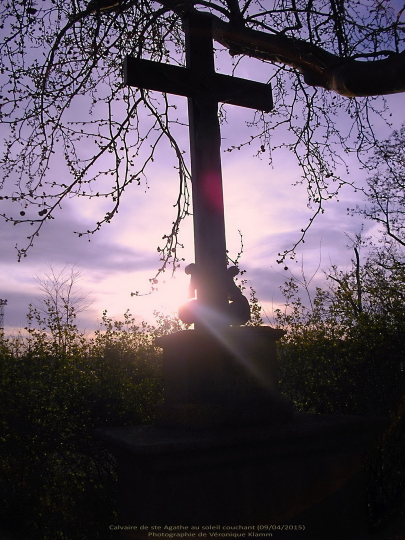 Calvaire de Ste Agathe au soleil couchant (09 04 2015)