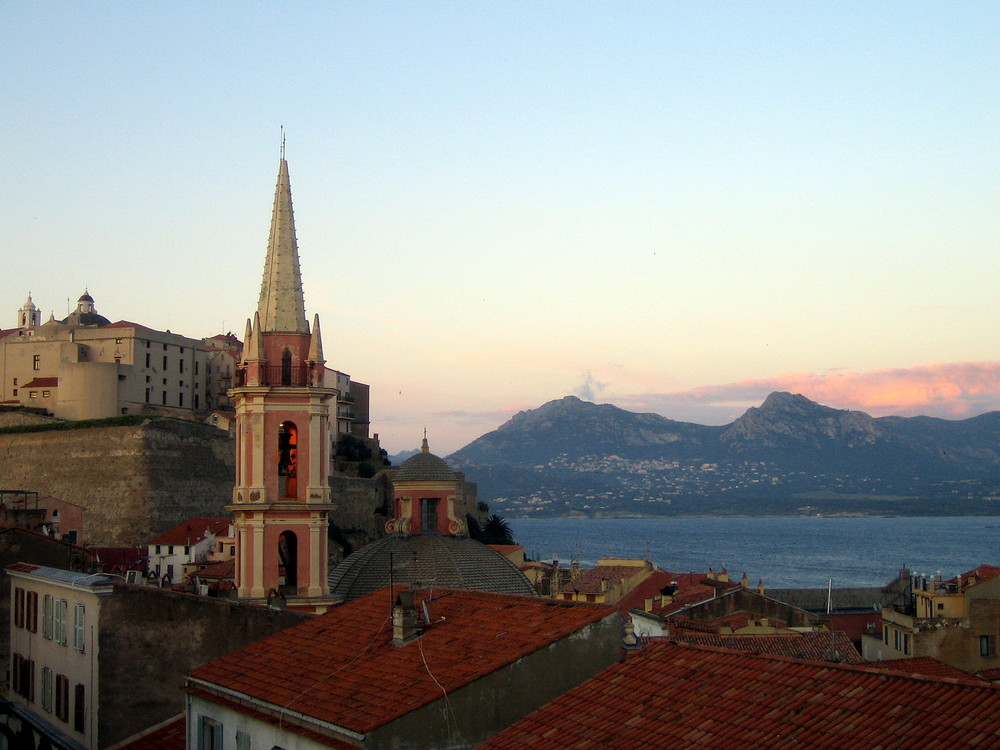 CALVI AU SOLEIL COUCHANT