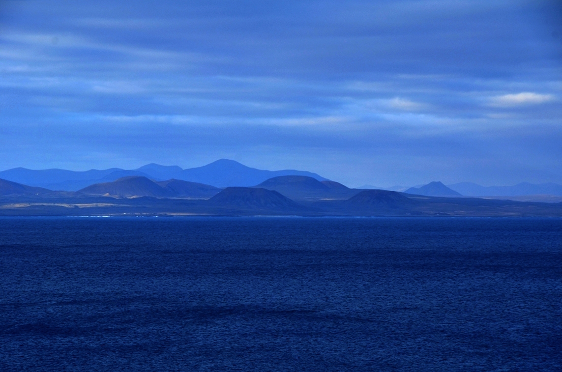 Camaïeu bleu sur décor des volcans de l'ïle de FUERTEVENTURA (Espagne)