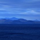 Camaïeu bleu sur décor des volcans de l'ïle de FUERTEVENTURA (Espagne)