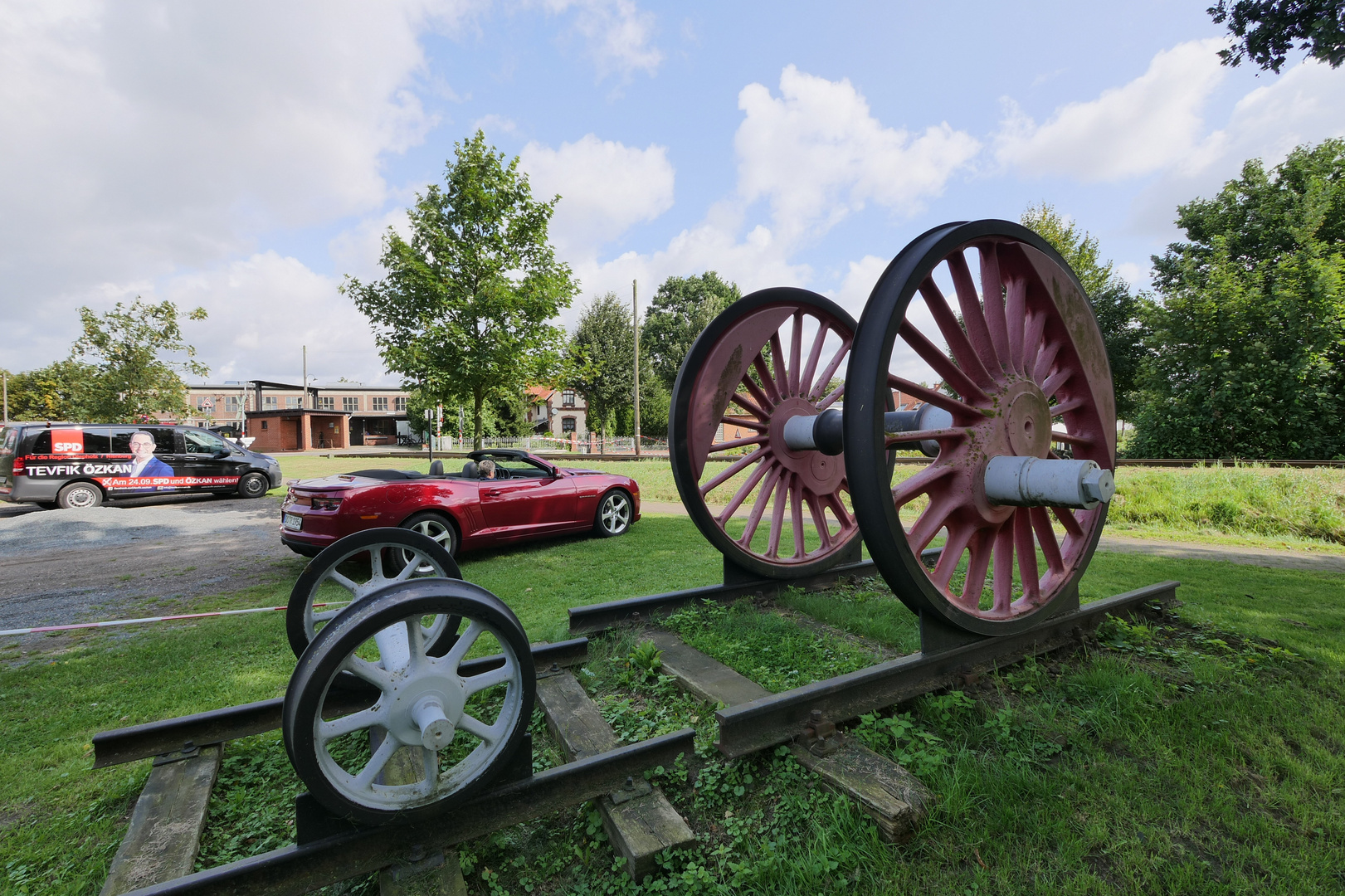 Camaro mit Eisenbahnrädern