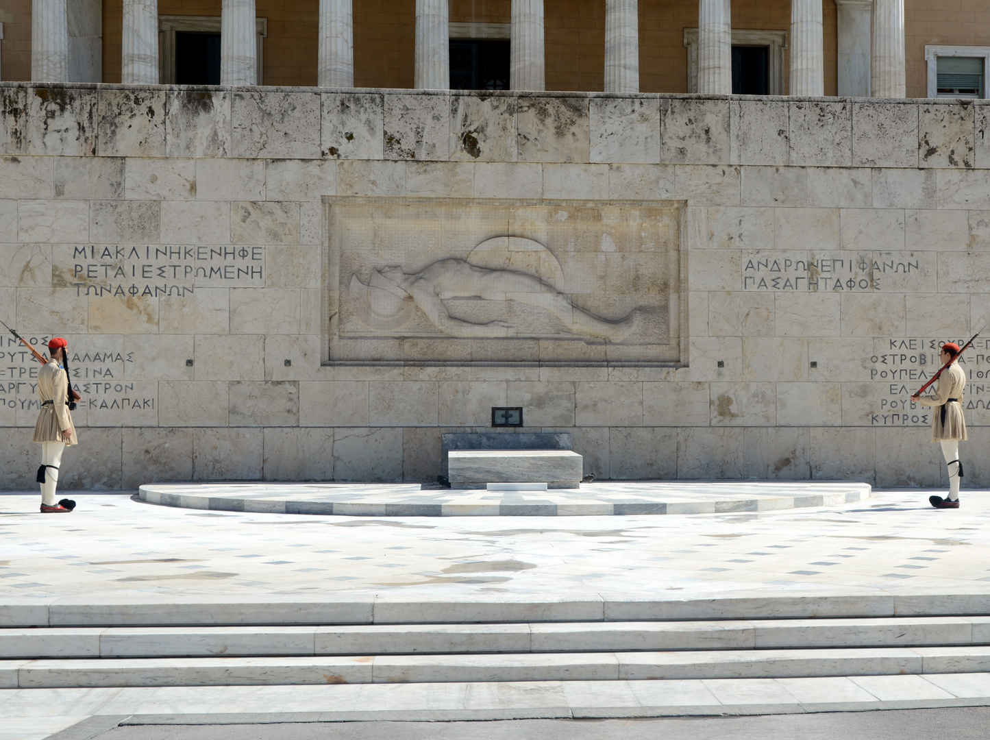 Cambio de Guardia frente a tumba del soldado desconocido, Parlamento, Grecia