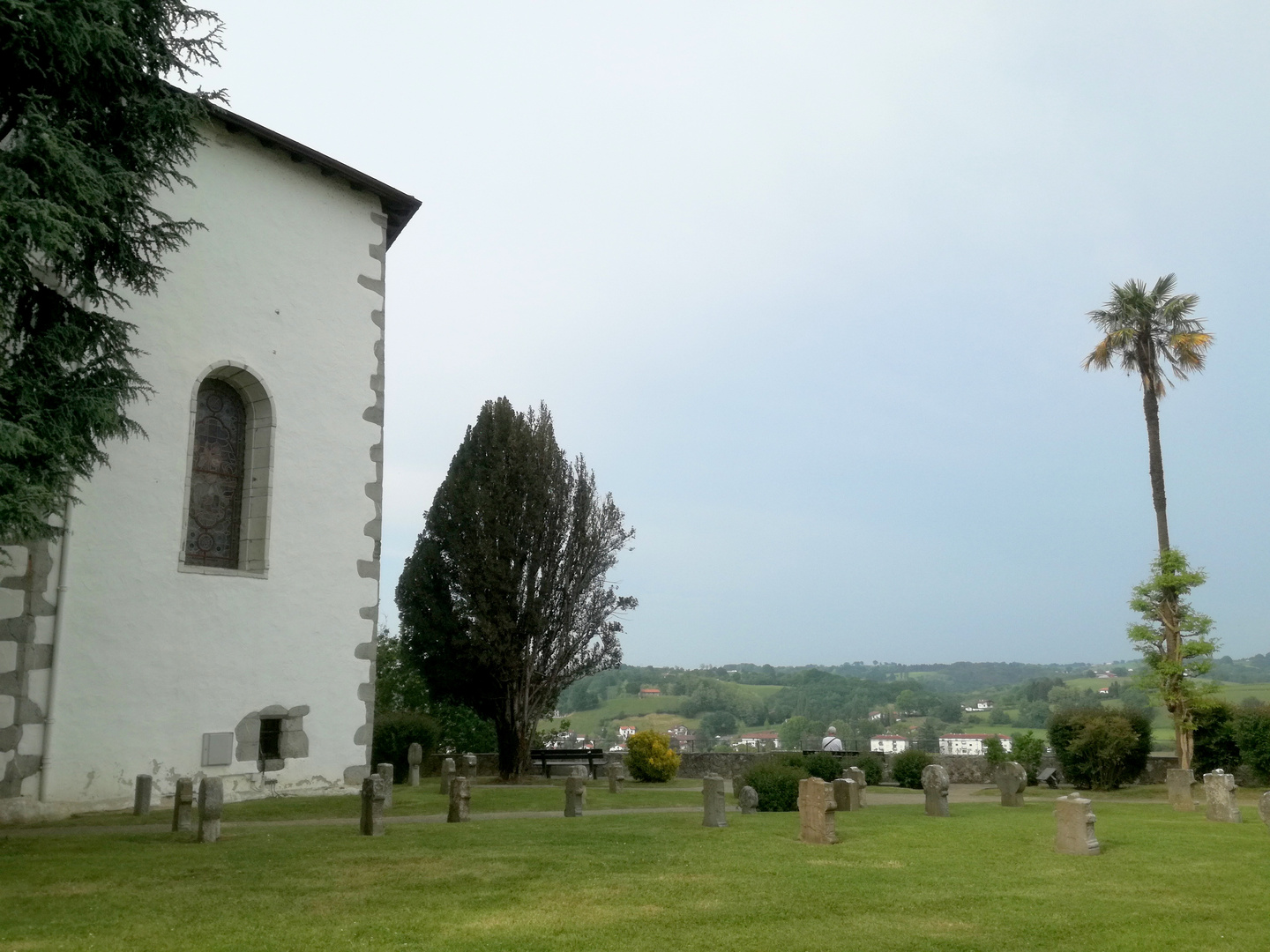 Cambo les Bains .... l'arrière de l'église et son cimetière