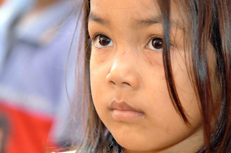 Cambodge 2006 elle regarde la mariée.