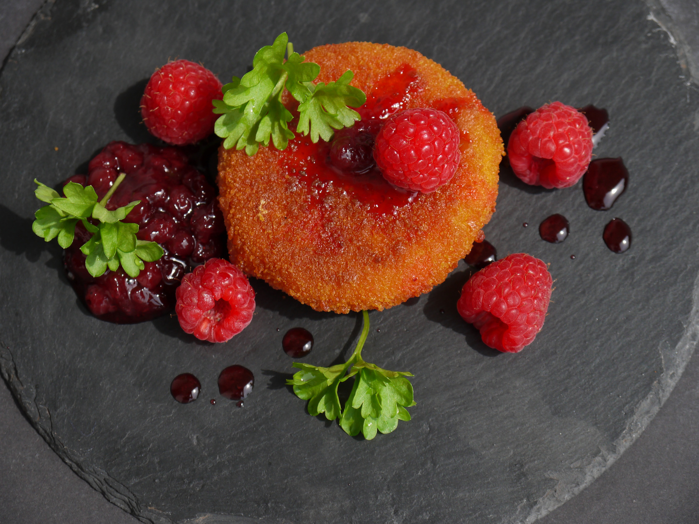 Camembert mit Himbeeren und Preiselbeersauce