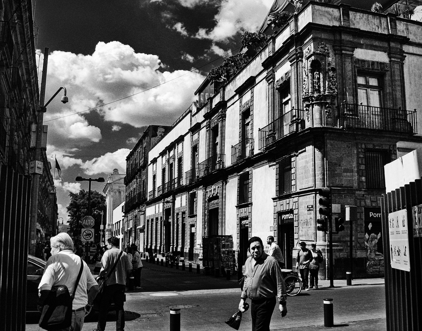 Caminantes de la ciudad, esquina calles República de Argentina con JUsto Sierra, CDMX