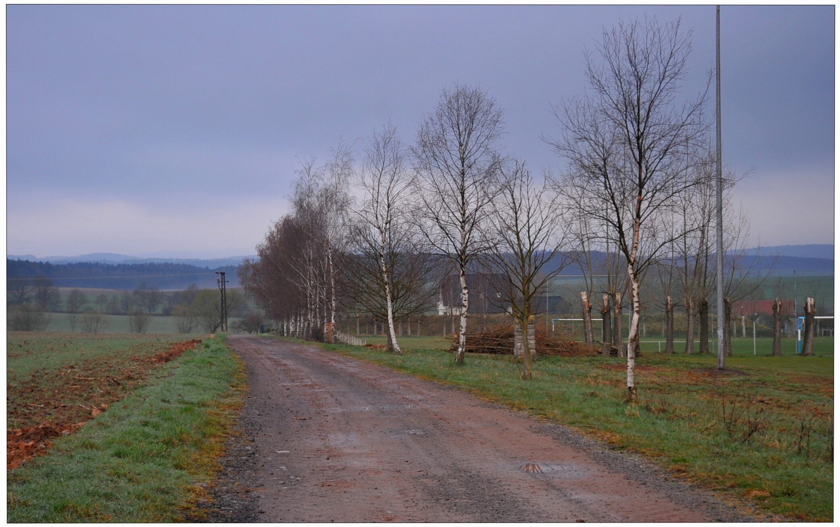 Camino al otro lado del campo de deportes (Weg über dem Sportplatz)