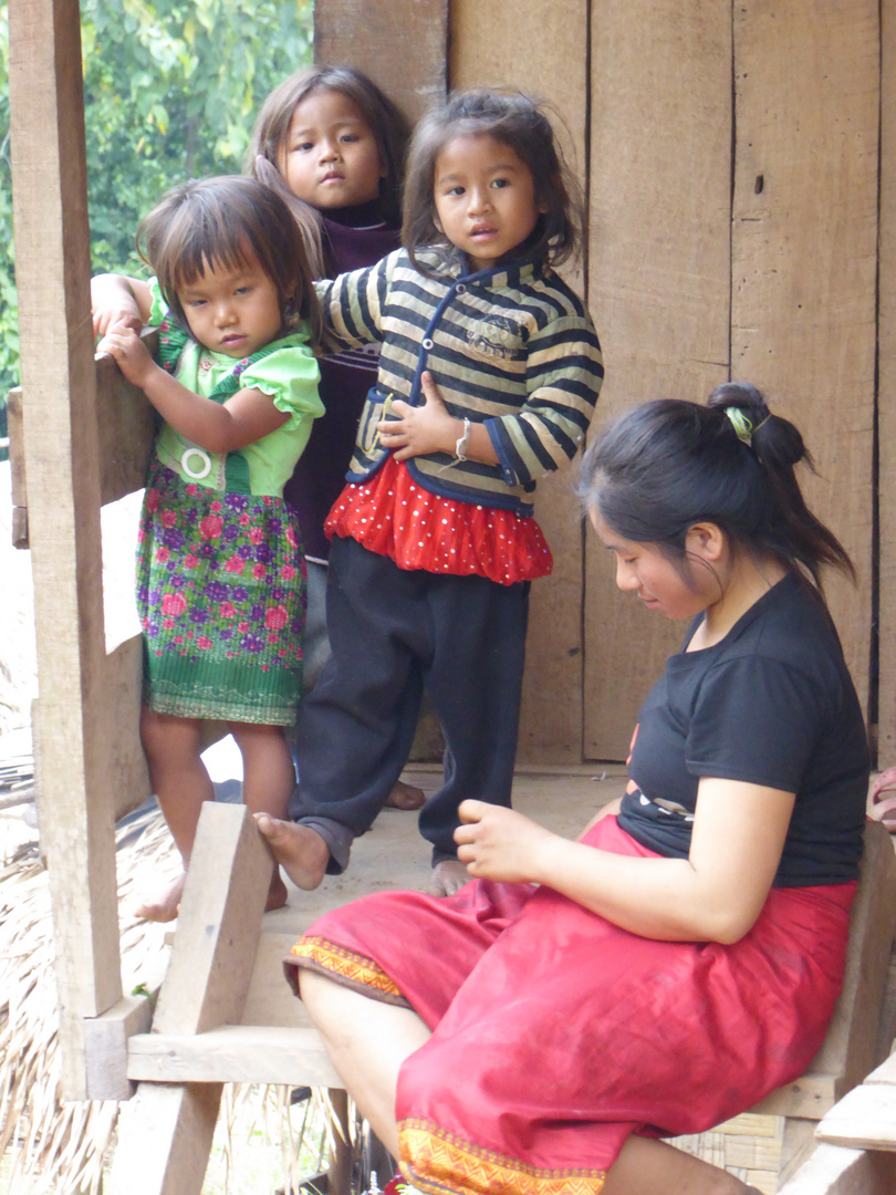 CAMINOS DE LAOS - Ban Bouamsom, el bebe que esperan todas sera quizas un niño ?