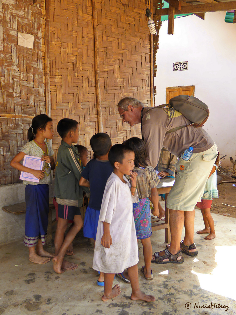 CAMINOS DE LAOS - fabricando aviones de papel