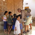 CAMINOS DE LAOS - fabricando aviones de papel