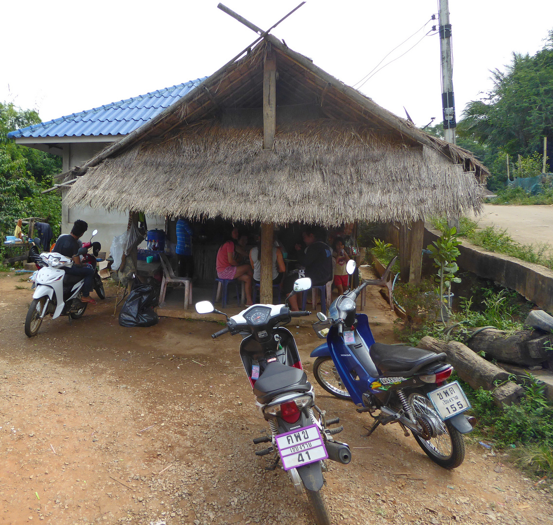 Caminos de Tailandia.- Motos delante un restaurante local