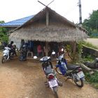 Caminos de Tailandia.- Motos delante un restaurante local