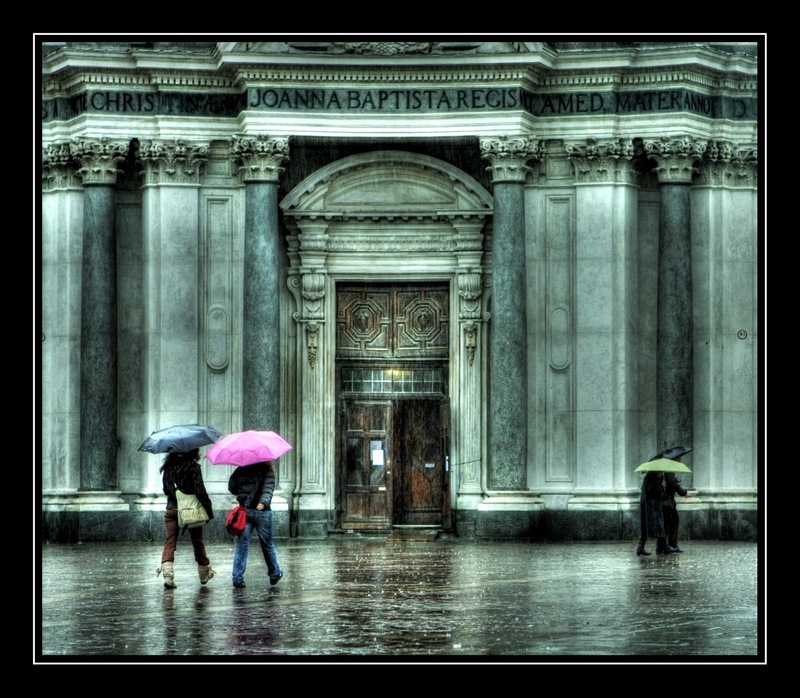 Camminando sotto la pioggia