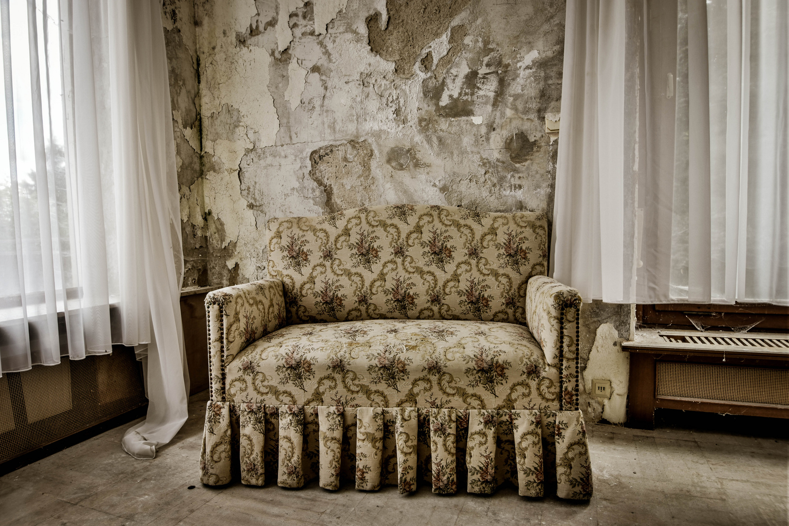 camouflage sofa Foto & Bild | architektur, stillleben, lost places