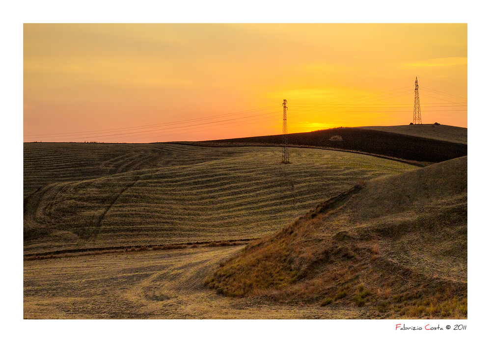 Campagna elettrificata al tramonto