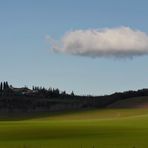 Campagna senese con nuvoletta al seguito.