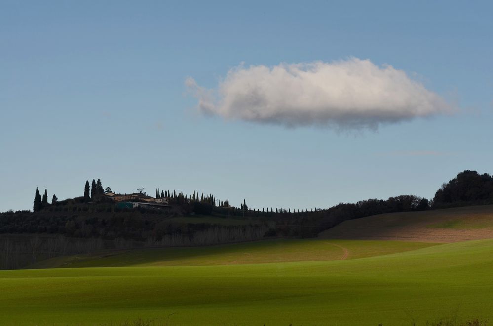 Campagna senese con nuvoletta al seguito.