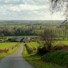 Campagne bretonne sous un rayon de soleil .