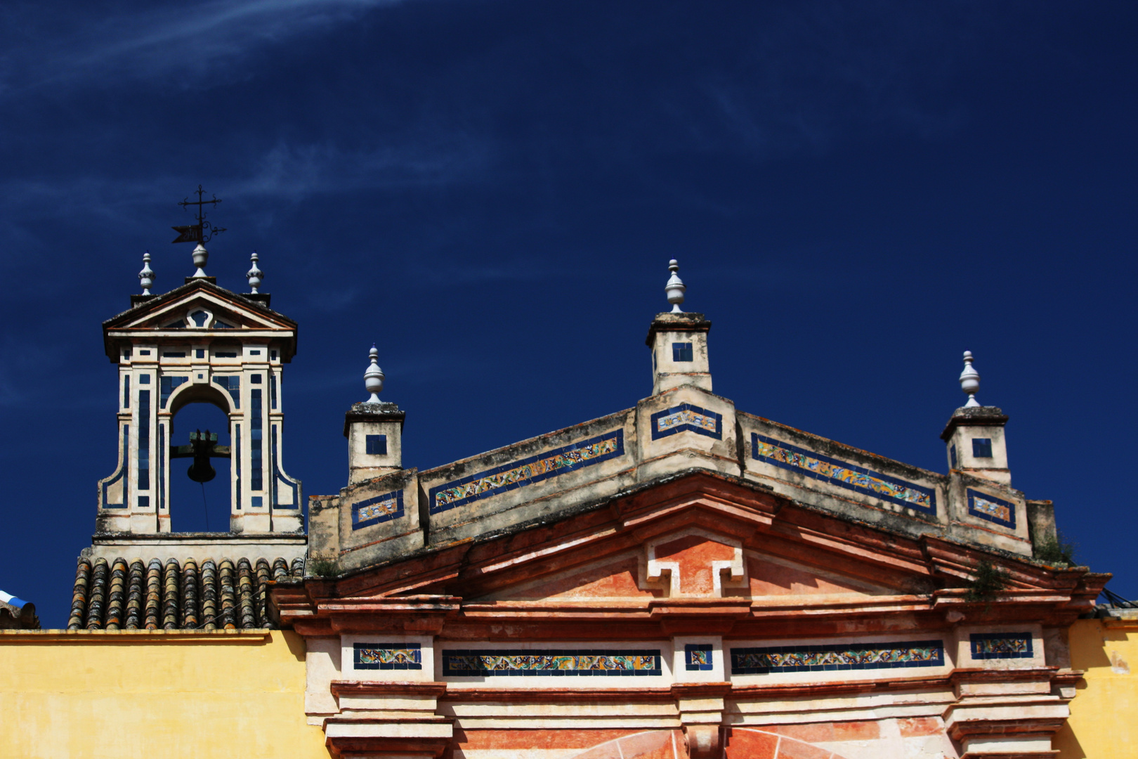 campanario y frontón