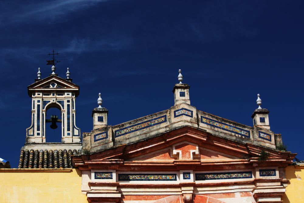 campanario y frontón