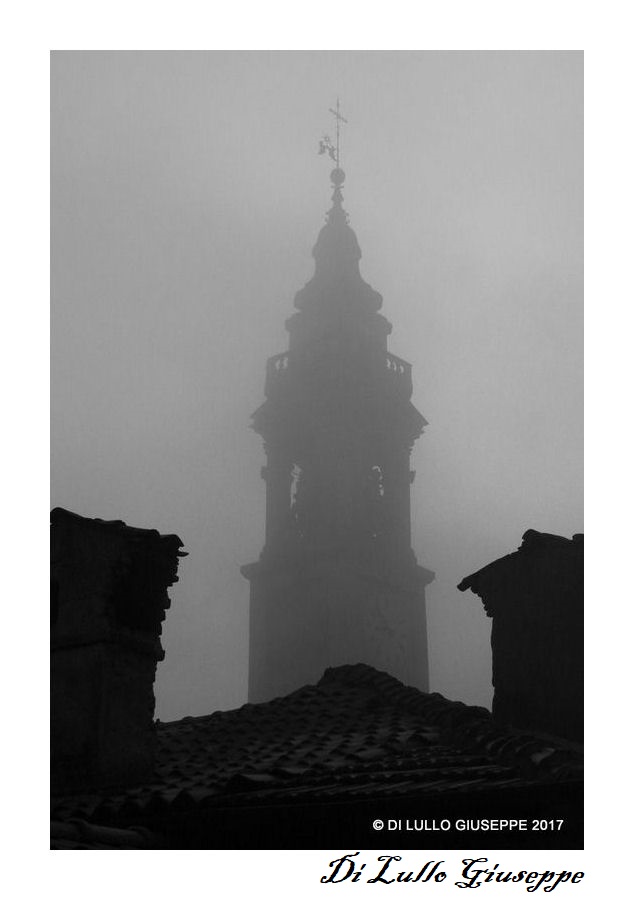 CAMPANILE AVVOLTO NELLA NEBBIA