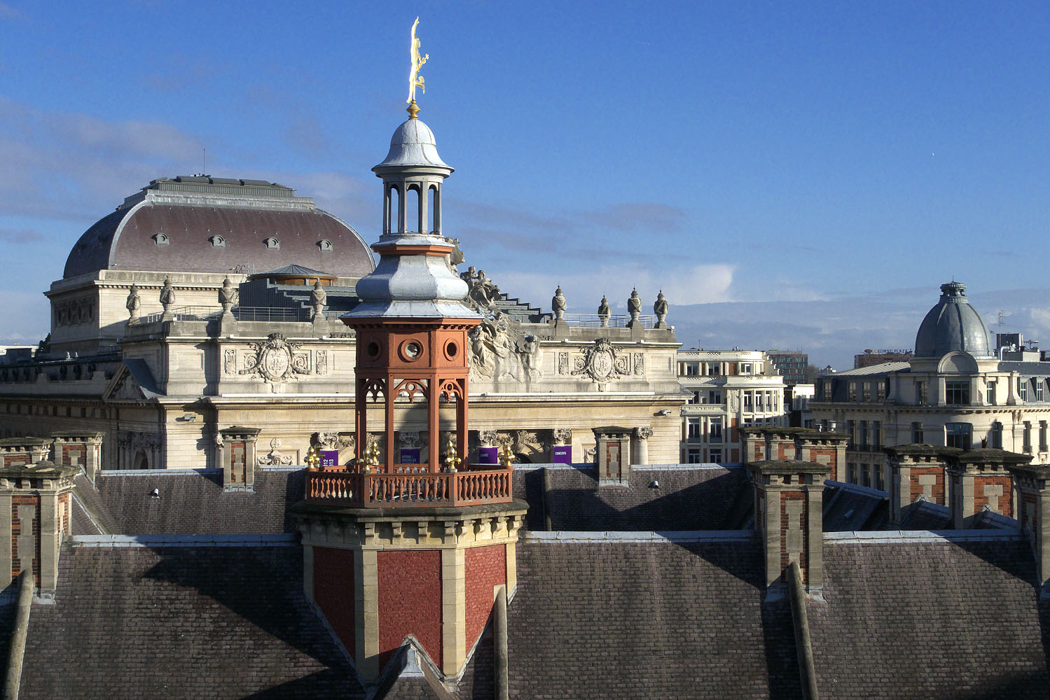 Campanile de la vieille bourse sur fond d'opéra à Lille