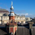 Campanile de la vieille bourse sur fond d'opéra à Lille