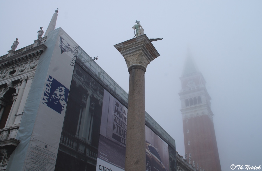 Campanile di San Marco im Hochnebel