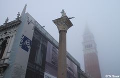 Campanile di San Marco im Hochnebel