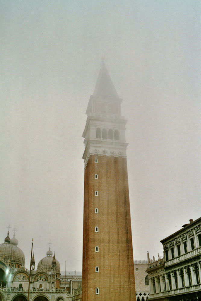 Campanile im Nebel