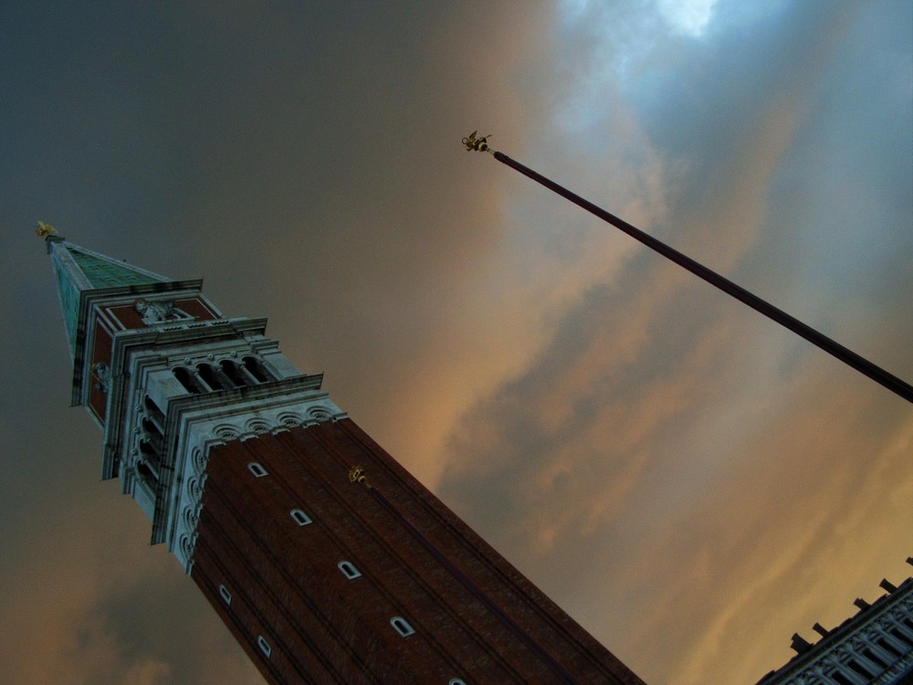 Campanile im Wolkenfeuer