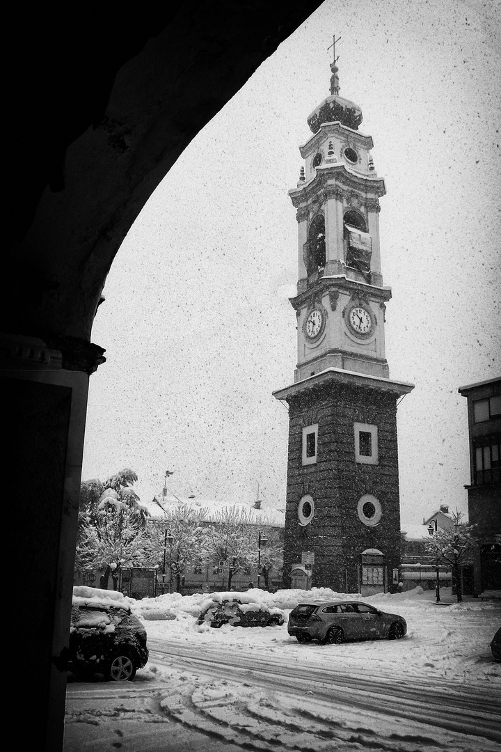 campanile sotto la neve