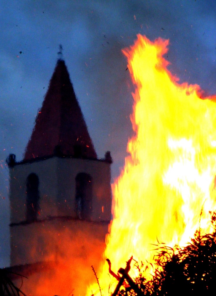 Campanile tra le fiamme