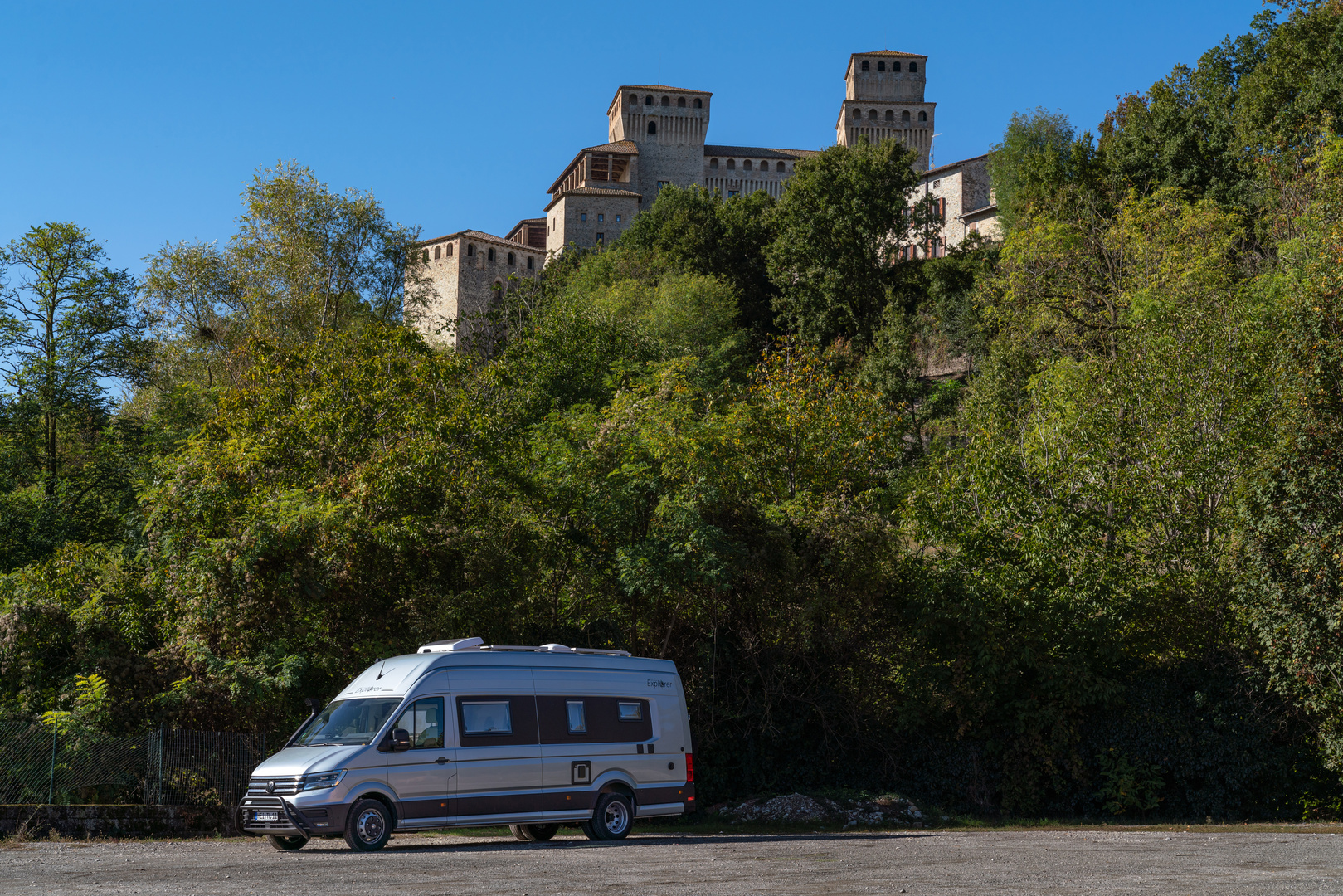 Camper-Van zu Füßen der Burg