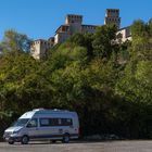 Camper-Van zu Füßen der Burg
