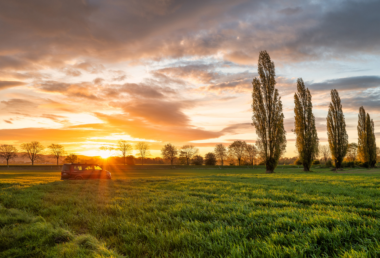 Campervan im Sonnenaufgang