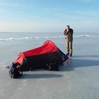 Camping auf dem Eis, zugefrorener Müggel See mit Zelt und Mensch