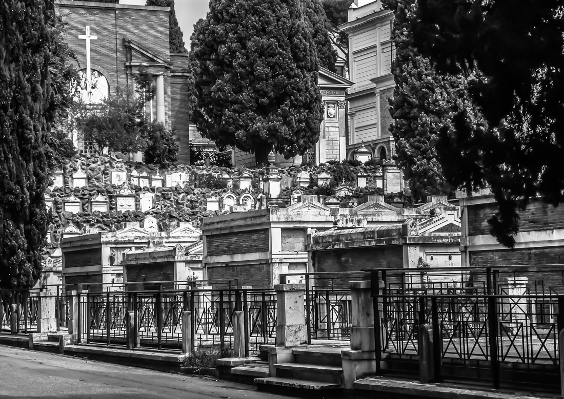 Campo Verano in Rom - b&w