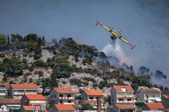 Canadair CL-415 am Stadtrand von Šibenik
