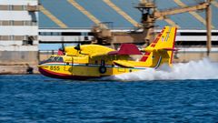 Canadair CL-415 bei der Wasseraufnahme