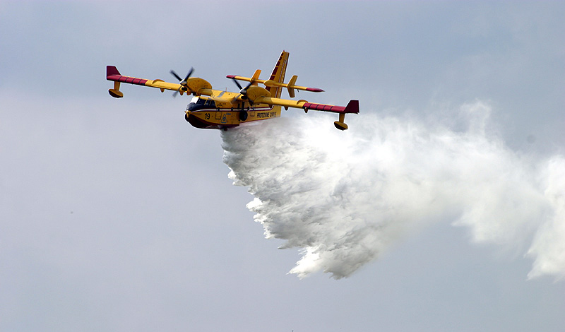 Canadair CL-415 beim Wasserabwurf