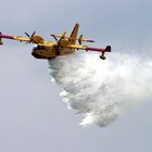 Canadair CL-415 beim Wasserabwurf