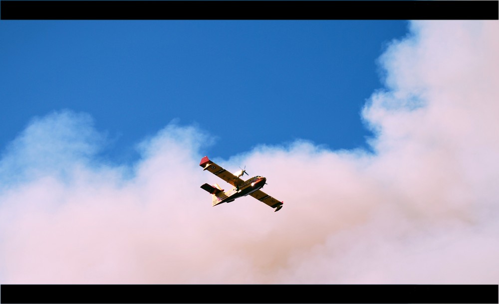 Canadair dans la fumée... de fredique 