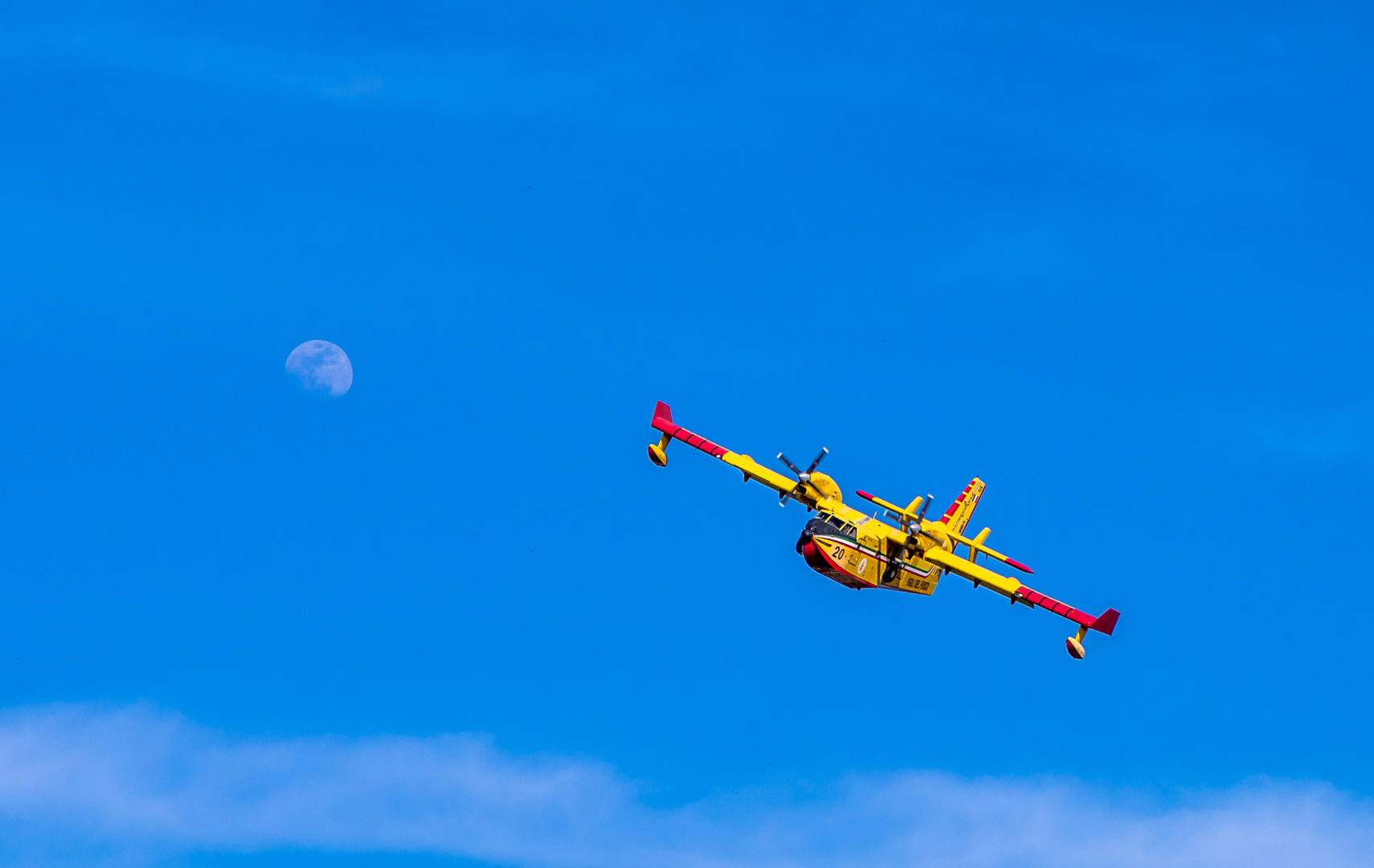 Canadair e la Luna