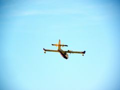 Canadair in volo sul Trasimeno