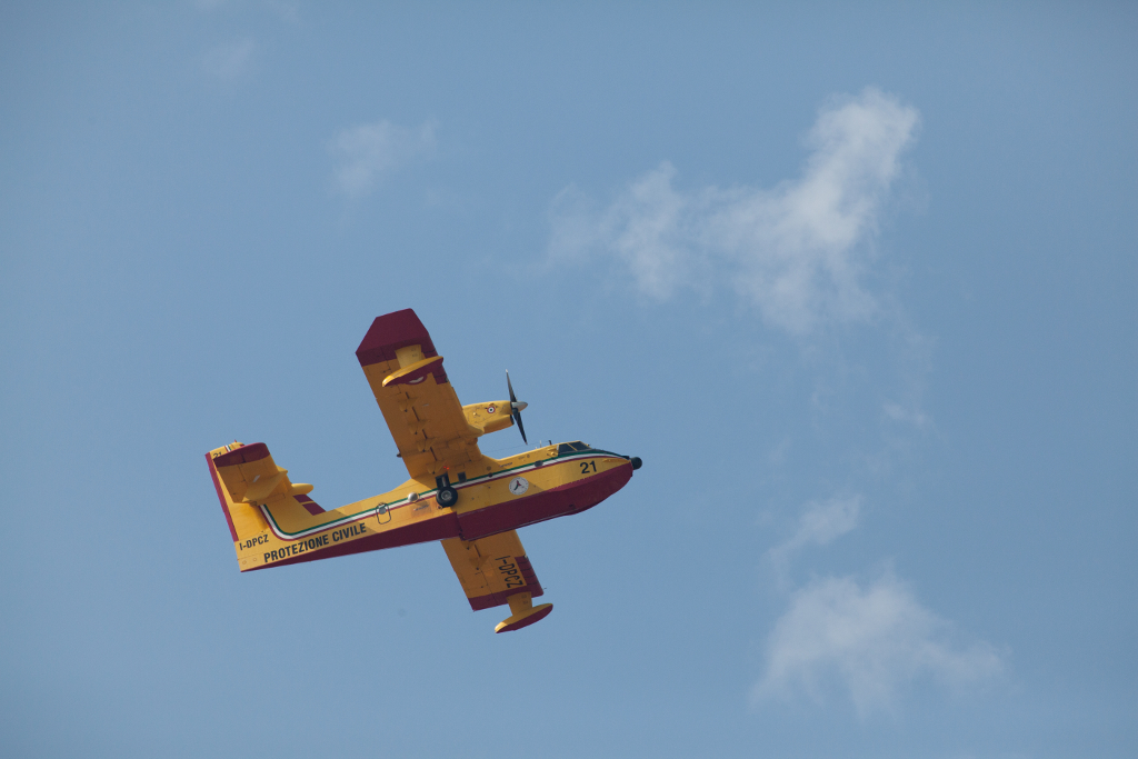 Canadair nei cieli di Viareggio